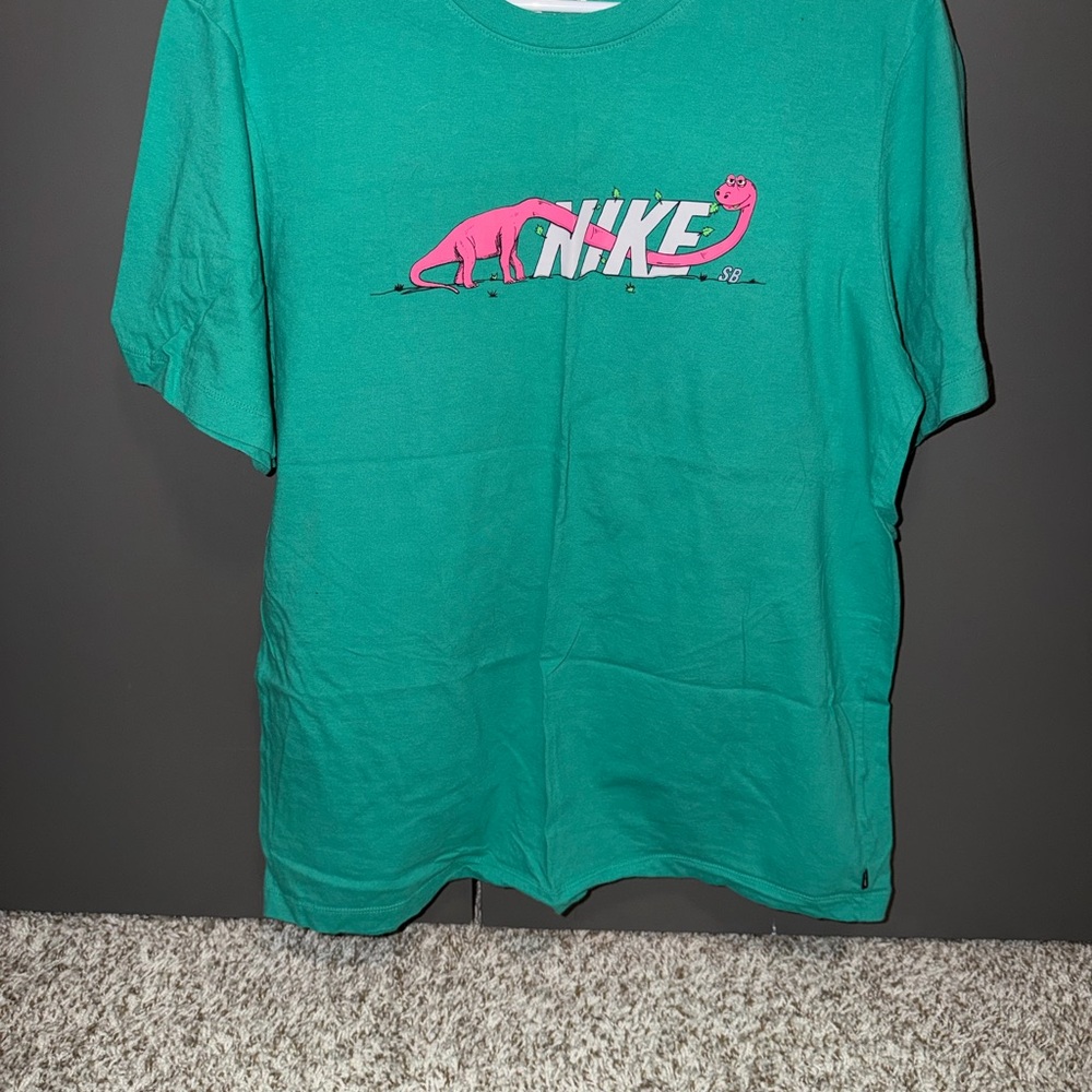 Nike Men's Green Graphic T-Shirt